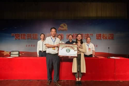 在黑平台上被黑,如何快速找到客服?揭秘高效沟通技巧!